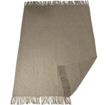 O cuvertură de pat dreptunghiulară din material textil cu franjuri pe laturile scurte.