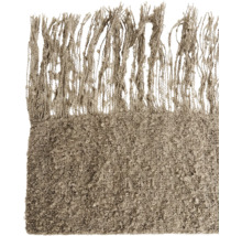 Pătură texturată cu franjuri ca element textil decorativ pentru o atmosferă primitoare.