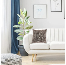 Perna decorativa patrata cu model de zebra pe o canapea deschisa la culoare intr-un living modern.