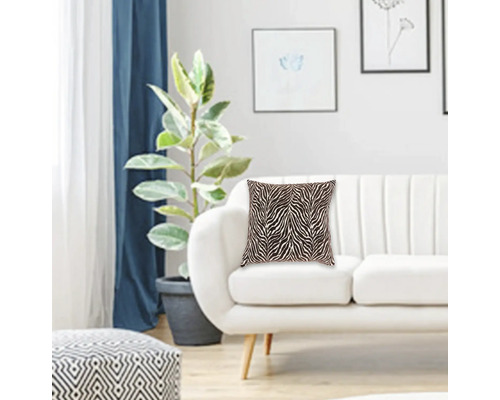 Perna decorativa patrata cu model de zebra pe o canapea deschisa la culoare intr-un living modern.