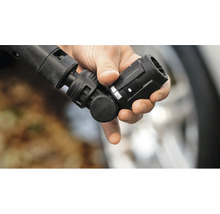 O mână ține o duză reglabilă a tijei de pulverizare pentru un aparat de spălat cu înaltă presiune pentru curățarea vehiculelor.