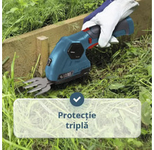 O persoană utilizează o foarfecă pentru iarbă cu acumulator în grădină, cu simbol pentru protecție triplă.