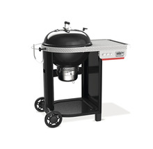 Gratar cu carbuni Weber Performer cu masa de lucru si carucior pe roti pentru o gatire confortabila.