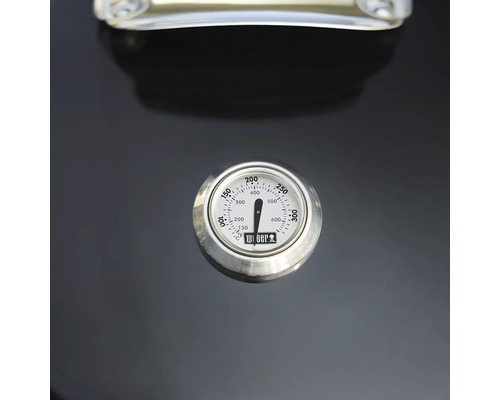 Termometru de grătar integrat Weber pentru capac pentru monitorizarea temperaturii în grade Celsius și Fahrenheit.