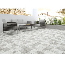 Terasă modernă cu pardoseală din gresie cu aspect de piatră și mobilier de lounge.