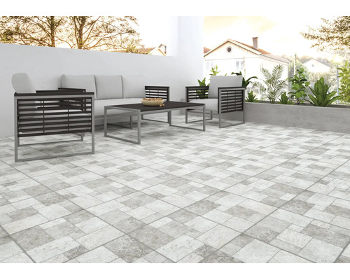 Terasă modernă cu pardoseală din gresie cu aspect de piatră și mobilier de lounge.