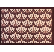 Covoraș de intrare cu model floral simetric tip Art Deco, pentru utilizare în interior.