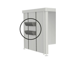 Două jardiniere metalice montate pe perete ca accesoriu pentru căsuța de grădină.
