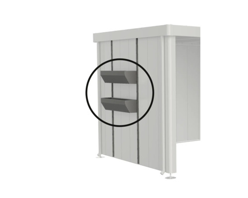 Două jardiniere metalice montate pe perete ca accesoriu pentru căsuța de grădină.