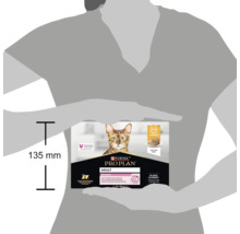 O persoană ține un pachet de hrană pentru pisici Purina Pro Plan Adult Delicate cu pui, care conține doisprezece pliculețe de 85 de grame.