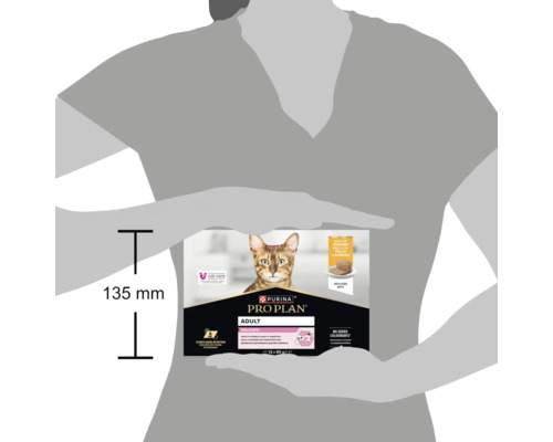 O persoană ține un pachet de hrană pentru pisici Purina Pro Plan Adult Delicate cu pui, care conține doisprezece pliculețe de 85 de grame.