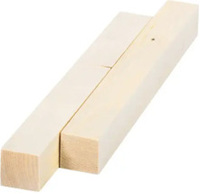 Doi stâlpi din lemn pătrați din lemn masiv pentru proiecte de bricolaj.