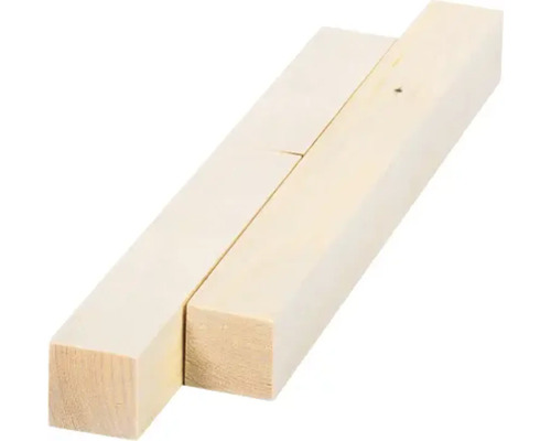 Doi stâlpi din lemn pătrați din lemn masiv pentru proiecte de bricolaj.