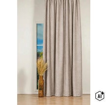O draperie opaca cu textură în fața unei ferestre, alături de o vază din sticlă cu spice de grâu pe o podea de lemn. (Image AI modified or generated)