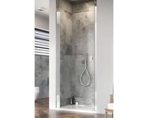 Ușă nișă batantă Nes DWJ I 80x200 cm, stânga, sticlă transparentă, profil crom Cabină de duș cu cadă de duș într-o baie cu pereți gri.