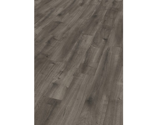 Prim-plan cu podea laminată cu aspect de lemn