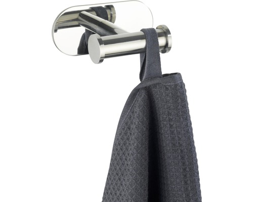 Suport metalic pentru prosop cu un prosop agățat