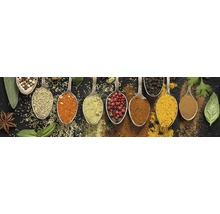 Diverse condimente în linguri pe un fundal întunecat