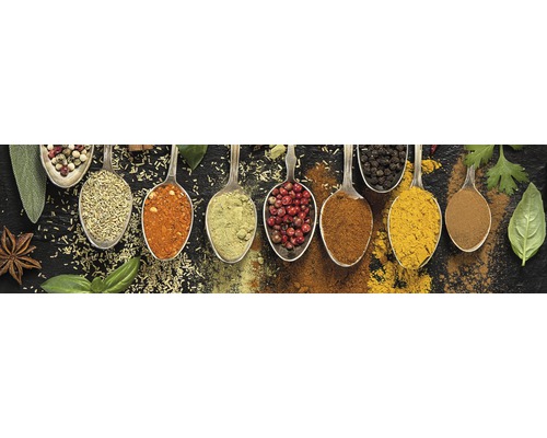 Diverse condimente în linguri pe un fundal întunecat