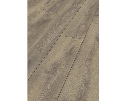 Prim-plan cu podea laminată cu aspect de lemn