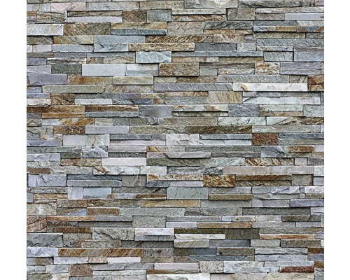 Placare de perete din piatră naturală în aranjament orizontal.