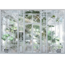 Perete de seră cu plante și elemente metalice decorative