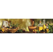 Măsline și ulei de măsline în boluri de lemn și sticle de sticlă