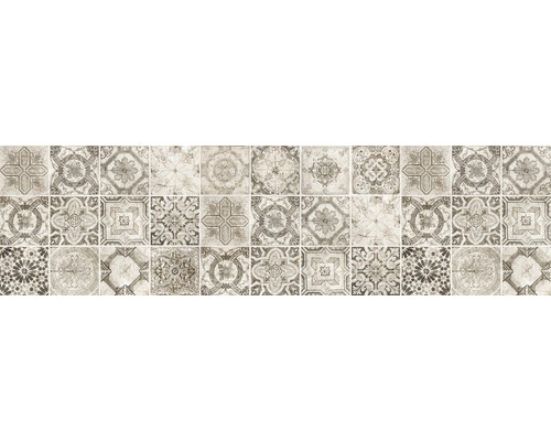 Faianță cu modele florale și geometrice