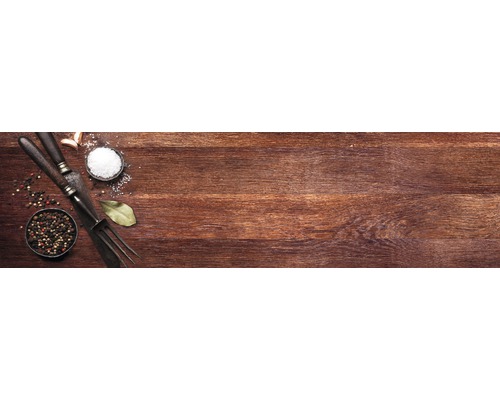 Fundal din lemn cu condimente, usturoi, tacâmuri și ierburi