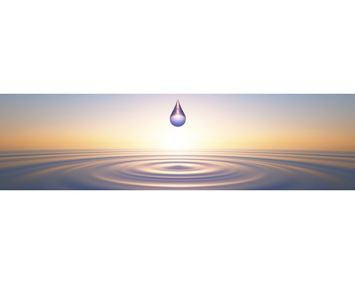 Picătură de apă care creează valuri la suprafața apei