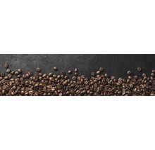 Boabe de cafea prăjite pe fundal închis