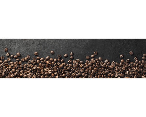 Boabe de cafea prăjite pe fundal închis