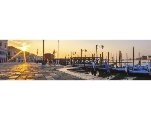 Atmosferă matinală în Veneția cu gondole pe chei