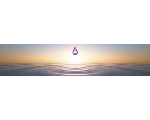 Picătură de apă deasupra suprafeței apei care creează valuri