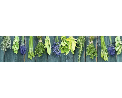 Diverse buchete de plante aromatice atârnă pe lambriuri de lemn.