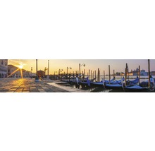 Panoramă a Veneției cu gondole la răsărit