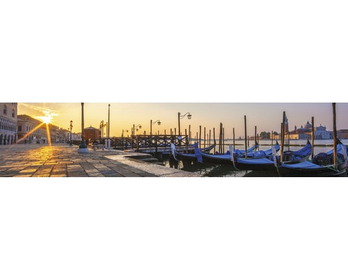 Panoramă a Veneției cu gondole la răsărit