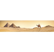 Imagine panoramică a piramidelor din Giza cu un bărbat pe o cămilă în deșert