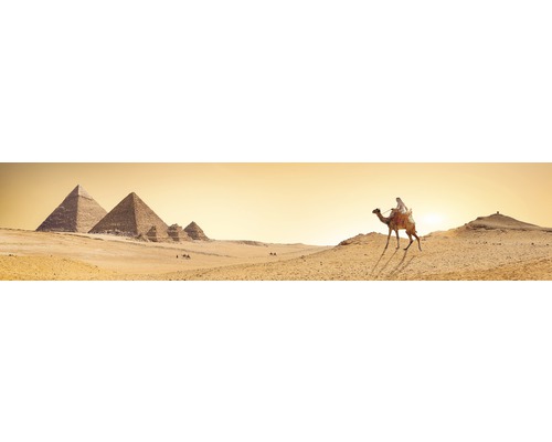 Imagine panoramică a piramidelor din Giza cu un bărbat pe o cămilă în deșert