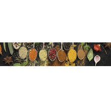 Diverse condimente și ierburi în linguri