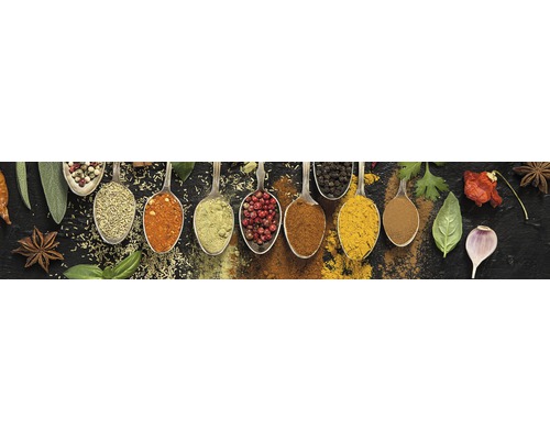 Diverse condimente și ierburi în linguri