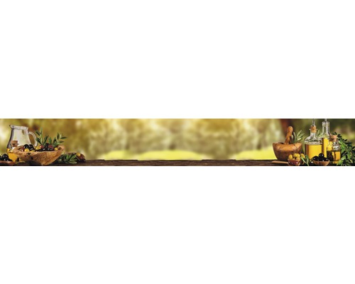 Măsline, ulei de măsline, mojar și pistil pe o masă de lemn