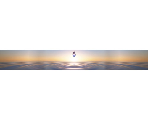 Picătură de apă deasupra suprafeței apei