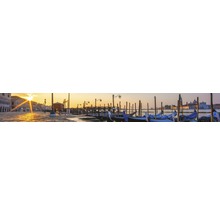 Gondole venețiene pe debarcader la răsărit