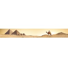 Imagine panoramică a piramidelor din Giza cu un bărbat călare pe o cămilă