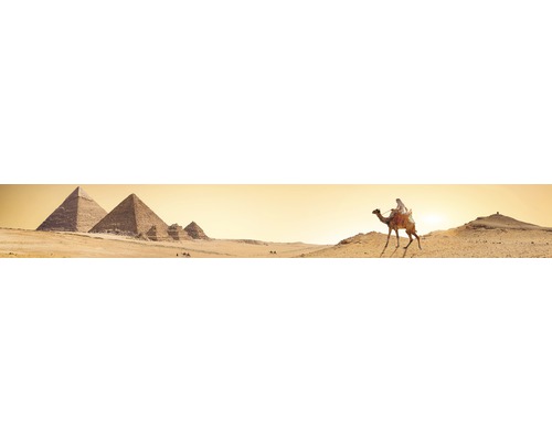 Imagine panoramică a piramidelor din Giza cu un bărbat călare pe o cămilă