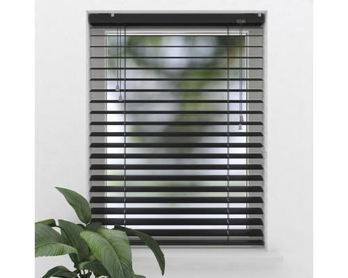 Fereastră cu jaluzea neagră închisă