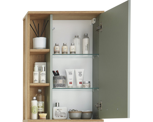 Dulap de baie cu decor din lemn, rafturi din sticlă și diverse articole de baie