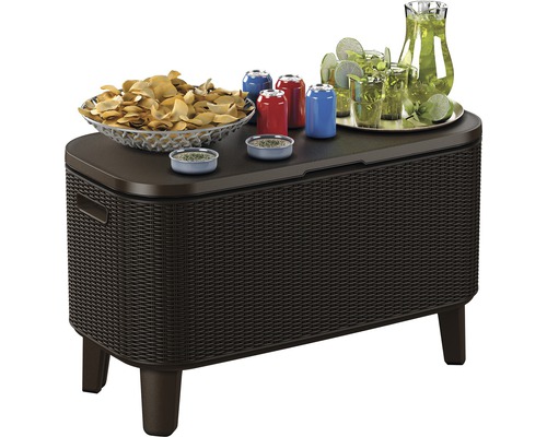 Cutie frigorifică plină, cu aspect de ratan, cu băuturi și gustări