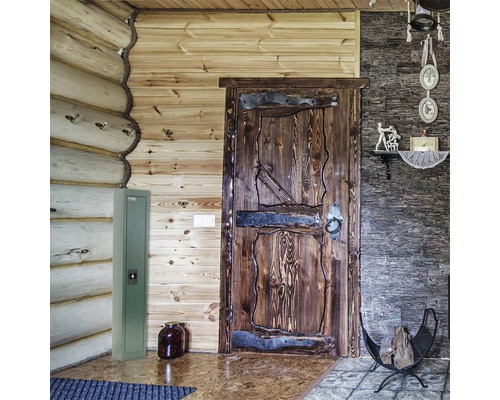 Zona de intrare cu lambriuri din lemn, uşă din lemn şi dulap pentru arme